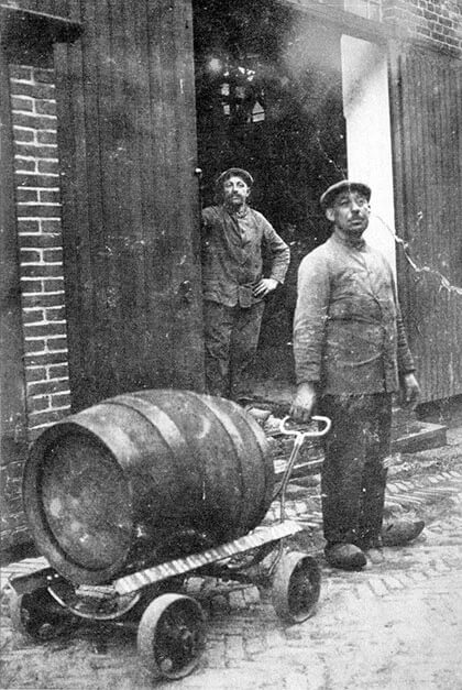 1914 Lindeboom medewerkers met een biervat op een wagen