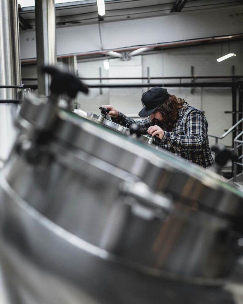 Brouwer aan het brouwen in de lindeboom brouwerij
